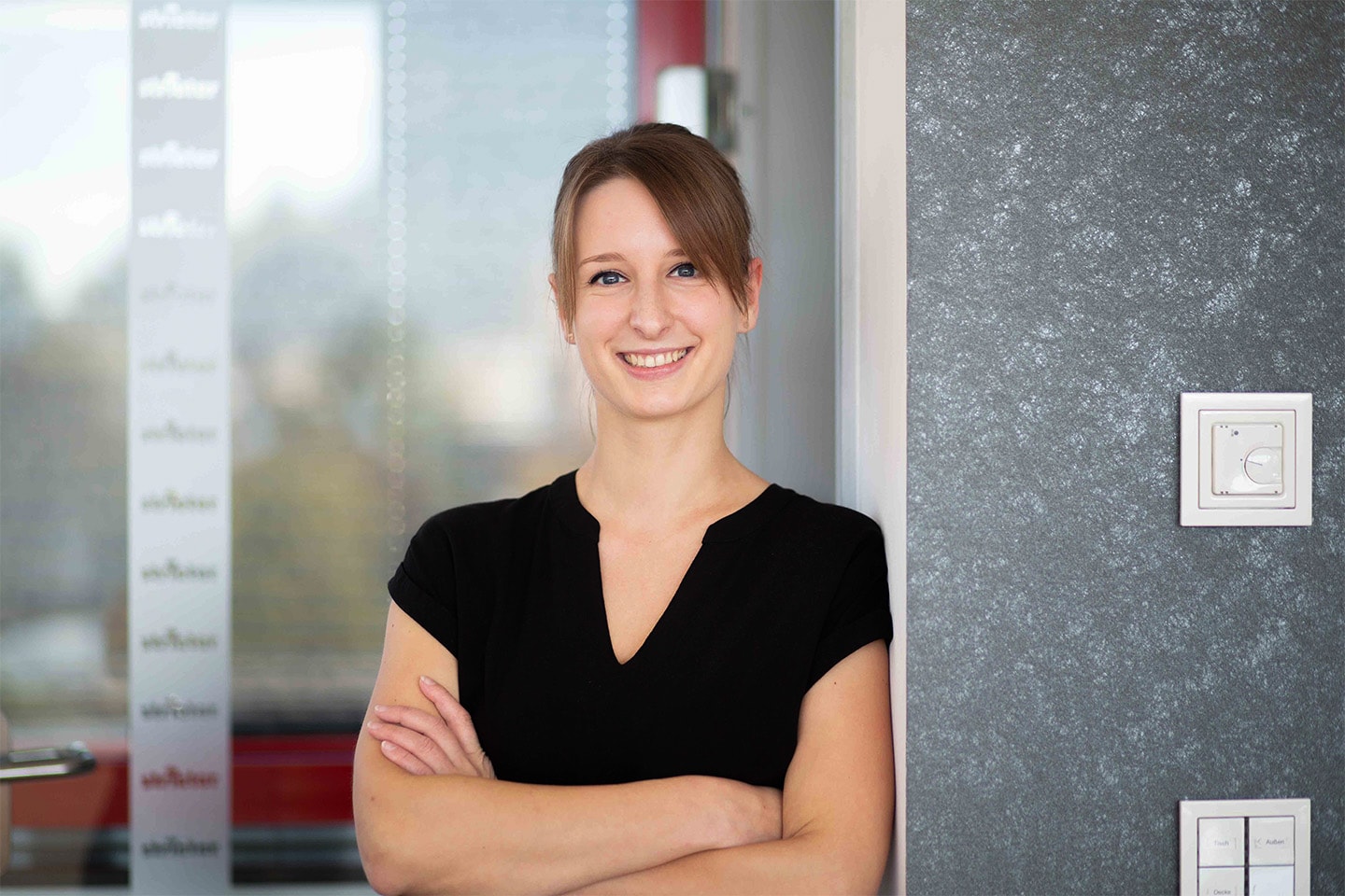 Luisa Strieter, Assistentin der Geschäftsführung und künftige Geschäftsführerin der Strieter Elektroanlagenbau GmbH, blickt freundlich in die Kamera.