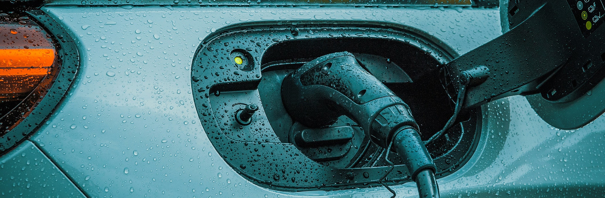 Ein Elektroauto wird über einen Ladestecker geladen. 