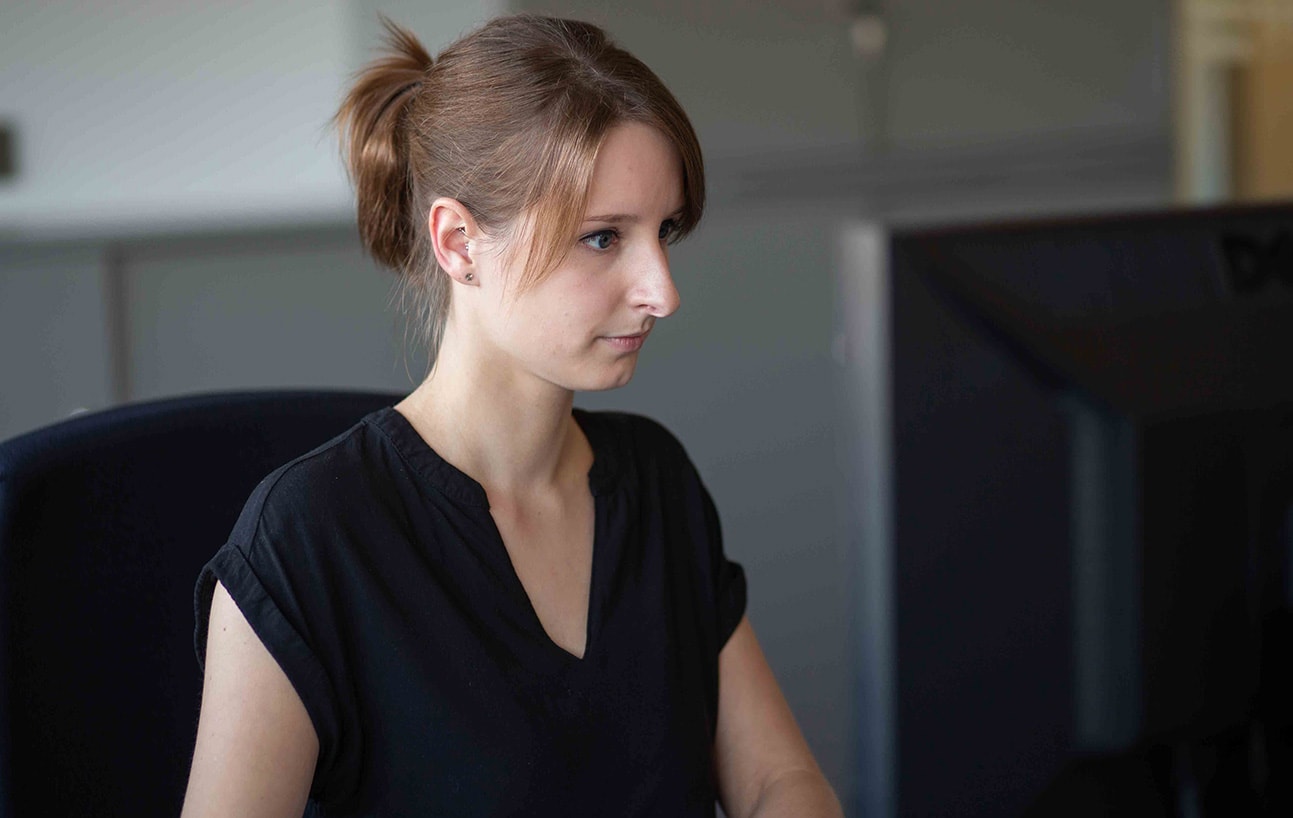 Künftige Geschäftsführerin, Luisa Strieter, arbeitet konzentriert an ihrem PC.