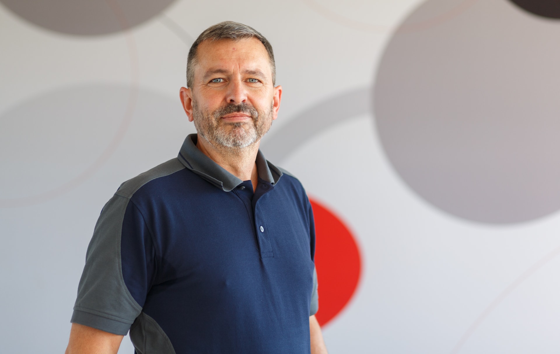 Lutz Riemann, Ansprechpartner für Datentechnik und Smart Home bei Strieter Elektroanlagenbau, blickt freundlich lächelnd in die Kamera.