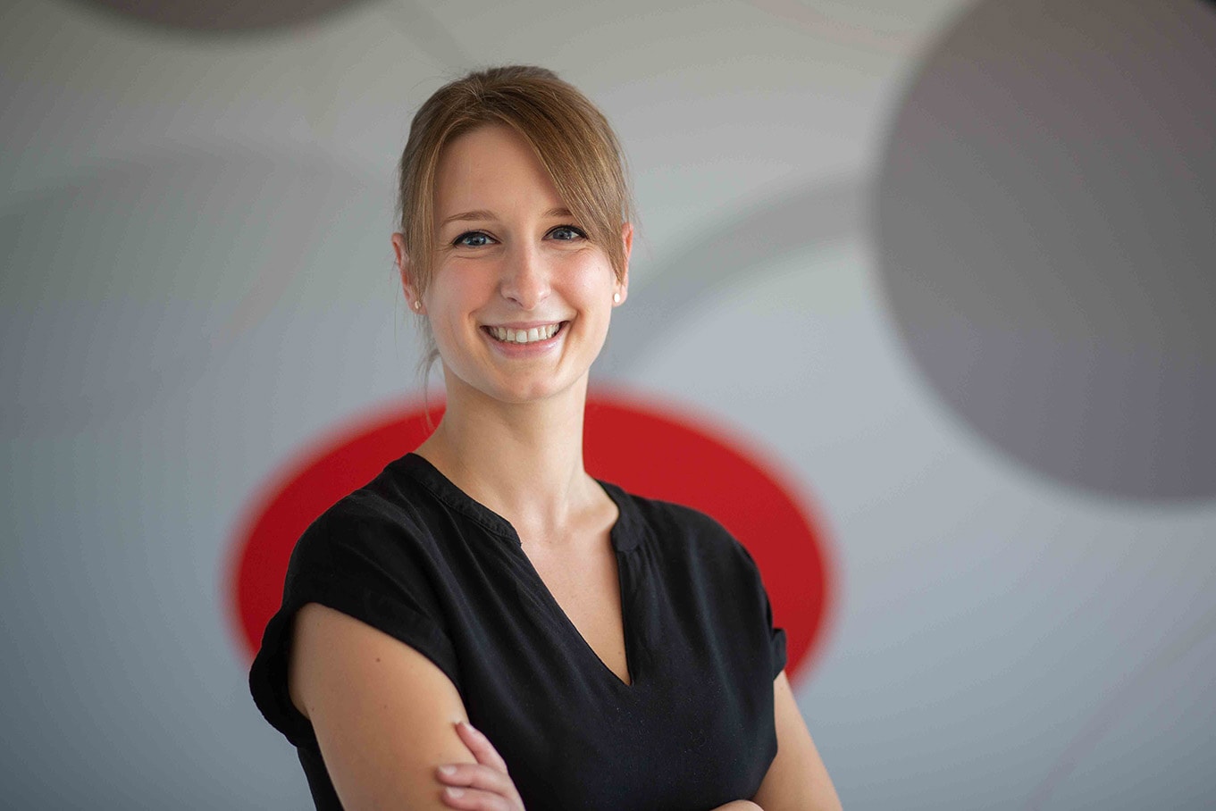 Luisa Strieter, Ansprechpartnerin für Bewerbungsfragen, lächelt freundlich in die Kamera.