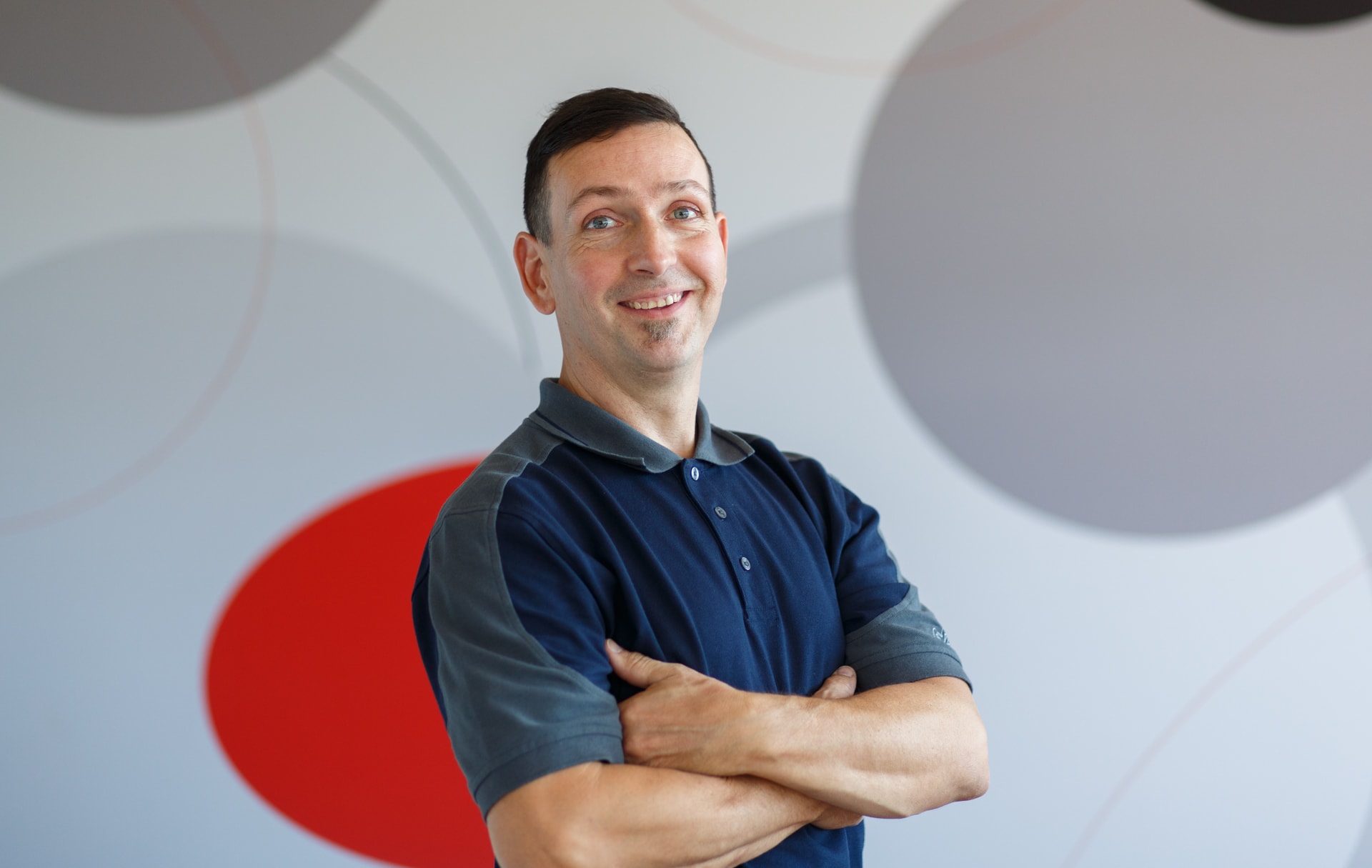 Marcel Rother, Ansprechpartner für den Bereich Elektrotechnik, lächelt auf sympathische Art und Weise in die Kamera.