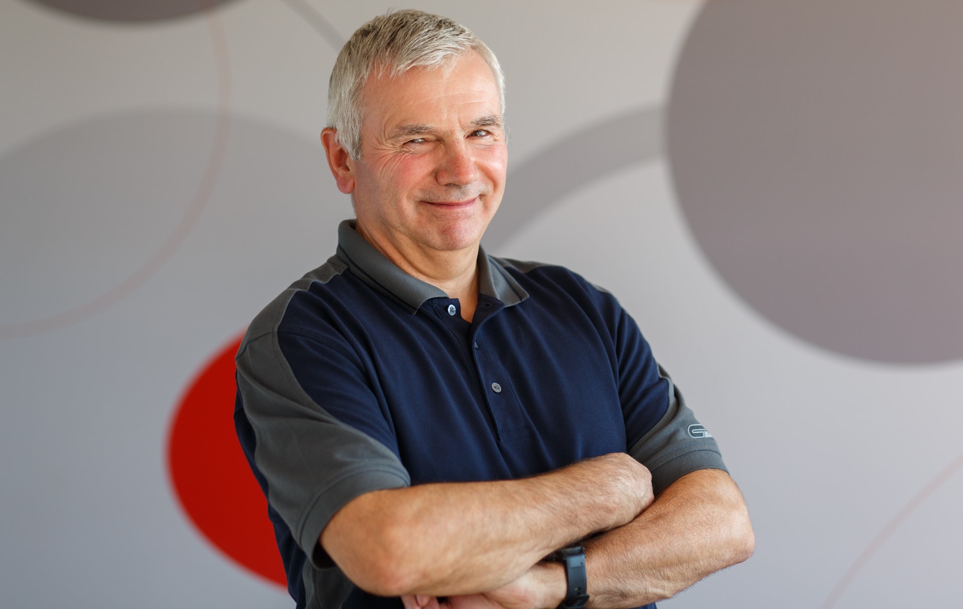 Ulrich Dörffeldt, Ansprechpartner für Installationstechnik bei Strieter Elektroanlagenbau, lächelt professionell mit verschränkten Armen in die Kamera.